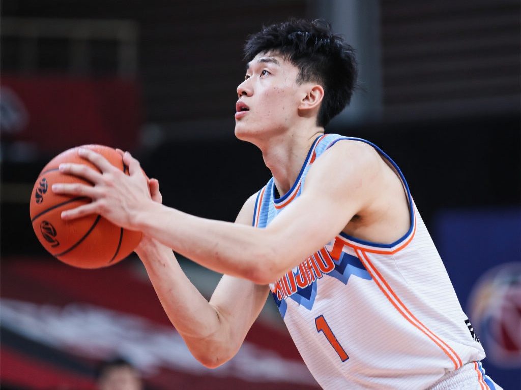 齐麟底角三分得分上双,新疆关键时刻领先北控6分 分析齐麟的成长路径不难发现,这位新疆球员